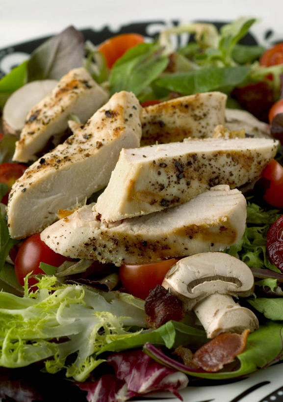 无人,竖图,俯视,室内,特写,白天,餐桌,桌子,蔬菜,西红柿,小番茄,阴影,新鲜,反射,影子,陶瓷,鸡肉,肉,生食,蔬菜沙拉,沙拉,食品,陶瓷制品,色拉,沙律,肉类,食物,一个,容器,碗,有机食品,绿色食品,单个,餐台,色拉酱,储藏,储存,千岛酱,肉食,鸡胸肉,小西红柿,樱桃小番茄,珍珠小番茄,樱桃番茄,圣女果,番茄,彩图,高角度拍摄,贮存