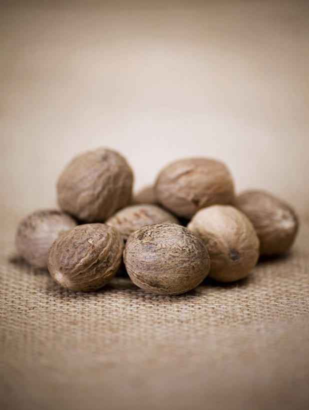 无人,竖图,俯视,室内,特写,白天,植物,餐桌,桌子,一堆,许多,阴影,堆叠,堆积,棕色背景,朦胧,模糊,反射,影子,香料,草药,药草,中药,摄影,影棚,餐台,堆,肉豆蔻,药材,中草药,肉蔻,肉果,玉果,中药材,本草,消食,彩图,高角度拍摄,影棚拍摄,拍摄