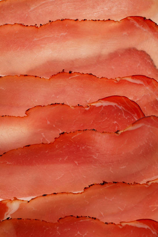 无人,竖图,俯视,室内,特写,白天,一排,阴影,整齐,反射,影子,肉,火腿,猪肉,肉类,腌制,排列,红色,队列,肉食,豚肉,熏制,火肉,兰熏,猪腿,彩图,高角度拍摄