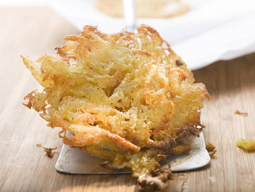 点心,无人,横图,俯视,室内,特写,白天,烹饪,餐桌,桌子,厨具,金属制品,阴影,朦胧,模糊,反射,金属,木制,影子,食品,锅铲,文化,饼,小吃,食物,糕点,木制品,餐台,土豆饼,烹饪用具,烹调用具,烹调,彩图,高角度拍摄