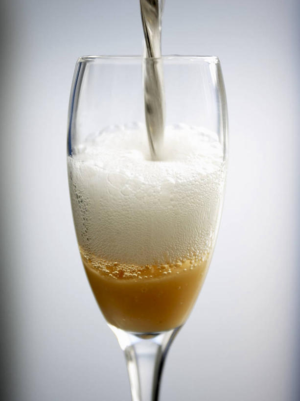 无人,竖图,室内,特写,白天,白色背景,正面,餐桌,桌子,杯子,倒,阴影,反射,高脚杯,影子,一杯,玻璃制品,一个,酒杯,鸡尾酒,摄影,影棚,单个,餐台,香槟杯,贝利尼鸡尾酒,贝里尼鸡尾酒,玻璃杯,彩图,影棚拍摄,拍摄,贝利尼