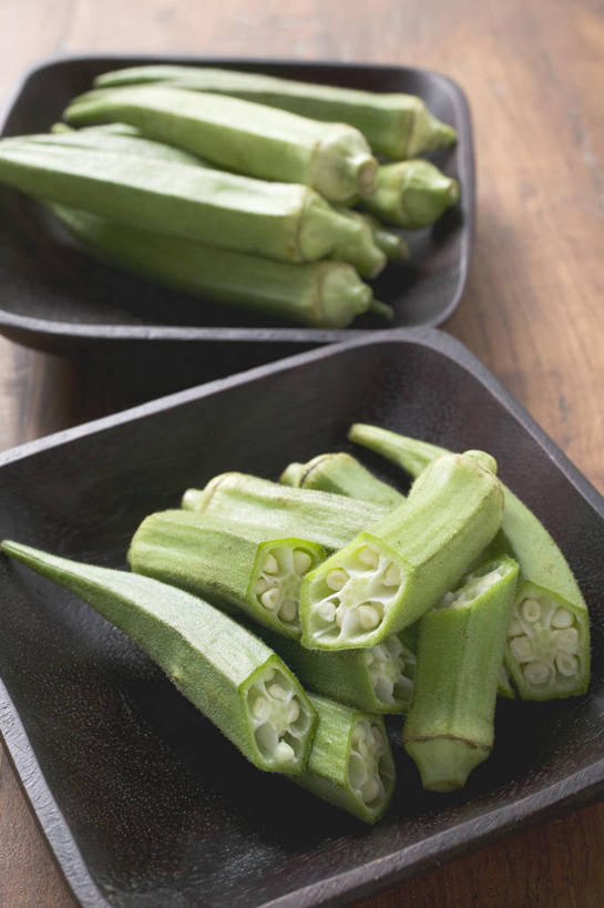 无人,竖图,俯视,室内,特写,白天,餐桌,桌子,蔬菜,餐具,一堆,许多,阴影,堆叠,堆积,新鲜,反射,碟子,盘,影子,秋葵,食品,食物,两个,盘子,碟,有机食品,绿色食品,餐台,堆,毛茄,羊角豆,黄秋葵,咖啡黄葵,彩图,高角度拍摄