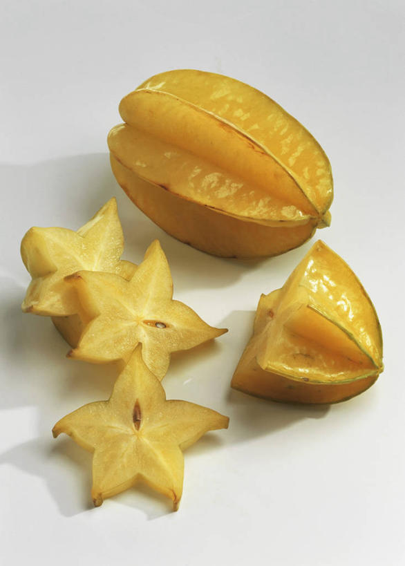 无人,竖图,俯视,室内,特写,白天,白色背景,餐桌,桌子,水果,阴影,新鲜,反射,影子,星星,生食,食品,果实,食物,杨桃,星形,摄影,有机食品,绿色食品,影棚,餐台,五敛子,三廉子,阳桃,洋桃,横截面,剖面,五角形,截面,截面图形,五角星,彩图,高角度拍摄,影棚拍摄,拍摄