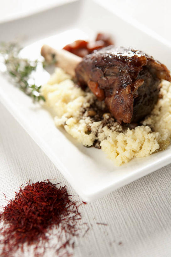 无人,竖图,俯视,室内,特写,白天,白色背景,快乐,餐桌,桌子,餐具,一堆,许多,阴影,堆叠,堆积,朦胧,模糊,反射,碟子,粉末,盘,影子,调味,肉,香料,佐料,粮食,羊肉,肉类,藏红花,一个,白色,盘子,碟,粉,摄影,影棚,单个,餐台,堆,保护,农产品,番红花,配料,肉食,羊腿,原材料,西红花,作料,粉状,彩图,高角度拍摄,影棚拍摄,拍摄,粗麦粉,羊腿肉