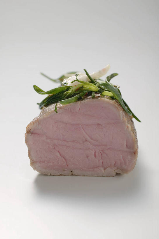 无人,竖图,俯视,室内,特写,白天,白色背景,餐桌,桌子,一块,阴影,反射,影子,调味,肉,香料,佐料,猪排,猪肉,肉类,摄影,影棚,餐台,配料,横截面,剖面,肉食,豚肉,作料,截面,截面图形,彩图,高角度拍摄,影棚拍摄,拍摄