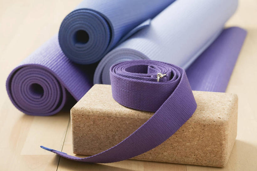 无人,横图,俯视,室内,特写,白天,餐桌,地板,桌子,静物,一堆,阴影,堆叠,堆积,朦胧,模糊,反射,包裹,毯子,影子,地面,木地板,紫色,瑜伽垫,垫子,餐台,堆,瑜伽毯,彩图,高角度拍摄