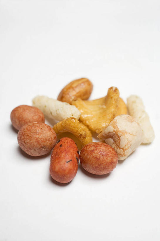 无人,竖图,俯视,室内,特写,白天,白色背景,烹饪,餐桌,桌子,一堆,许多,阴影,堆叠,堆积,反射,影子,鸡肉,肉,油炸,料理,食品,鸡块,菜肴,美食,肉类,食物,摄影,佳肴,影棚,餐台,堆,炸鸡块,肉食,彩图,高角度拍摄,影棚拍摄,拍摄