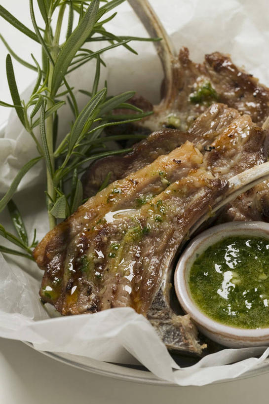 无人,竖图,俯视,室内,特写,白天,餐桌,桌子,阴影,反射,影子,调味,酱料,酱汁,肉,香料,佐料,调味品,调味料,猪排,猪肉,酱,肉类,餐台,迷迭香,配料,肉食,豚肉,海洋之露,作料,彩图,高角度拍摄