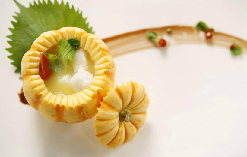 无人,横图,俯视,室内,特写,白天,白色背景,烹饪,中餐,餐桌,桌子,南瓜,蔬菜,叶子,阴影,新鲜,反射,影子,金瓜,汤,虾,料理,食品,绿叶,西葫芦,菜肴,美食,大虾,番瓜,食物,中式,嫩叶,白瓜,摄影,佳肴,有机食品,绿色食品,影棚,对虾,餐台,麦瓜,倭瓜,斑节虾,南瓜汤,茭瓜,东方对虾,中国对虾,叶,叶片,彩图,高角度拍摄,影棚拍摄,拍摄,浙江菜,浙菜