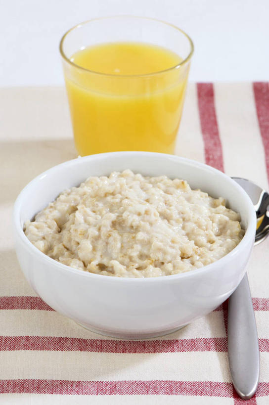 果汁,无人,竖图,俯视,室内,特写,白天,白色背景,餐桌,桌子,杯子,一把,阴影,反射,布料,影子,勺子,粥,橙汁,美味,食品,饮品,一杯,布纹,玻璃制品,桌布,食物,饮料,餐巾,水杯,调羹,台布,汤匙,摄影,影棚,餐台,甜橙,可口,甘旨,厚味,适口,鲜味,麦粥,玉米糊,玉米粥,玻璃杯,橙子,橙,彩图,高角度拍摄,影棚拍摄,拍摄,鹄壳,黄橙,黄果,金橙,金环,金球,糖橙