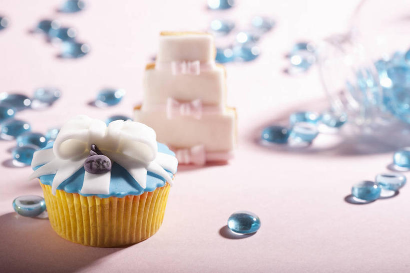 点心,无人,横图,俯视,室内,特写,白天,餐桌,桌子,阴影,粉色背景,朦胧,模糊,装饰,反射,丝绸,丝带,影子,食品,缎带,婚礼蛋糕,绸带,食物,糕点,摄影,影棚,餐台,华丽,修饰,点缀,衬托,美观,雅致,雅观,彩图,高角度拍摄,影棚拍摄,拍摄,蛋糕,结婚蛋糕