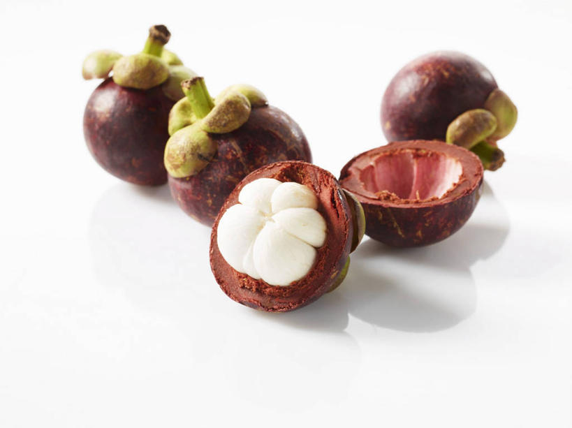 无人,横图,俯视,室内,特写,白天,白色背景,餐桌,桌子,水果,阴影,新鲜,反射,影子,生食,食品,果实,食物,打开,四个,摄影,有机食品,绿色食品,影棚,餐台,山竹果,山竹,莽吉柿,开启,山竹子,山竺,彩图,高角度拍摄,影棚拍摄,拍摄