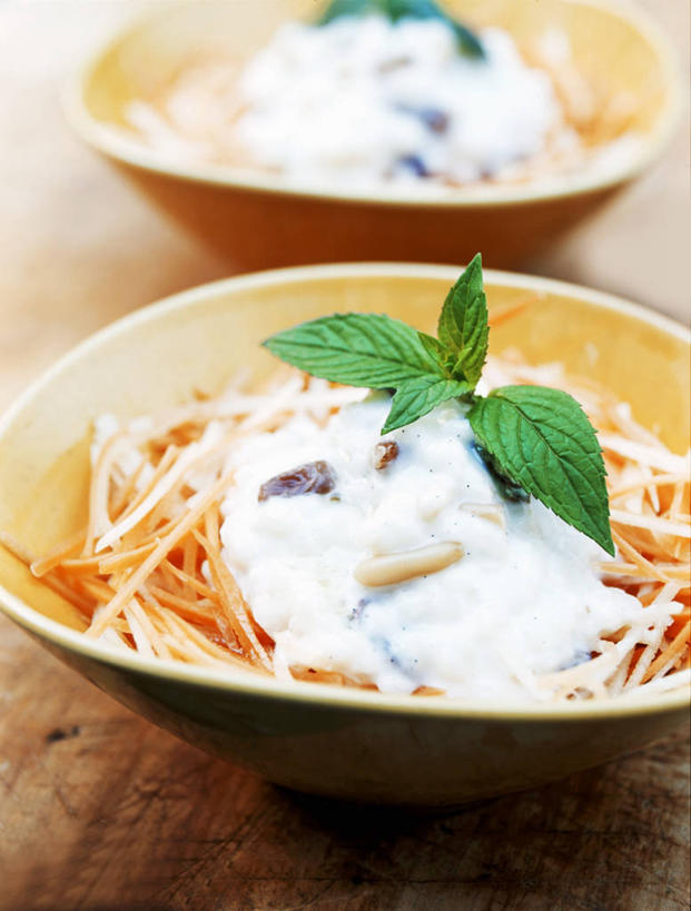 点心,无人,竖图,俯视,室内,特写,白天,餐桌,桌子,苹果,葡萄,萝卜,胡萝卜,蔬菜,水果,叶子,一堆,许多,阴影,堆叠,堆积,朦胧,模糊,新鲜,反射,木制,影子,陶瓷,生食,食品,甜点,甜品,果实,绿叶,陶瓷制品,蔬果,小吃,食物,糕点,木制品,容器,碗,甜食,嫩叶,葡萄干,有机食品,绿色食品,餐台,储藏,堆,储存,米糕,乌珠木,叶,叶片,山葫芦,蒲桃,草龙珠,红萝卜,甘荀,彩图,高角度拍摄,贮存