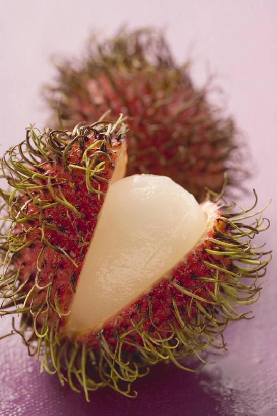 无人,竖图,俯视,室内,特写,白天,餐桌,桌子,水果,阴影,朦胧,模糊,新鲜,反射,影子,生食,食品,果实,食物,两个,有机食品,绿色食品,餐台,红毛丹,韶子,毛龙眼,毛荔枝,彩图,高角度拍摄