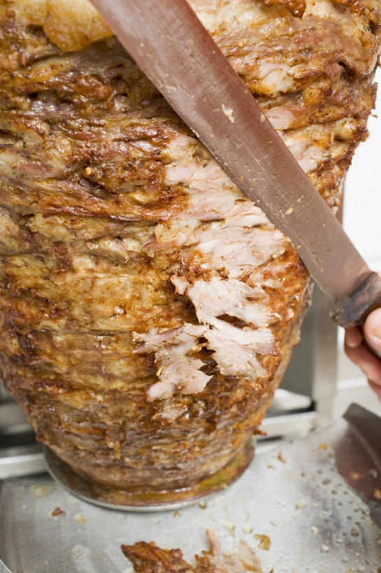 无人,竖图,俯视,室内,特写,白天,餐桌,桌子,餐具,一把,阴影,反射,工具,影子,肉,刀具,猪肉,肉类,刀,餐台,餐刀,肉食,豚肉,彩图,高角度拍摄