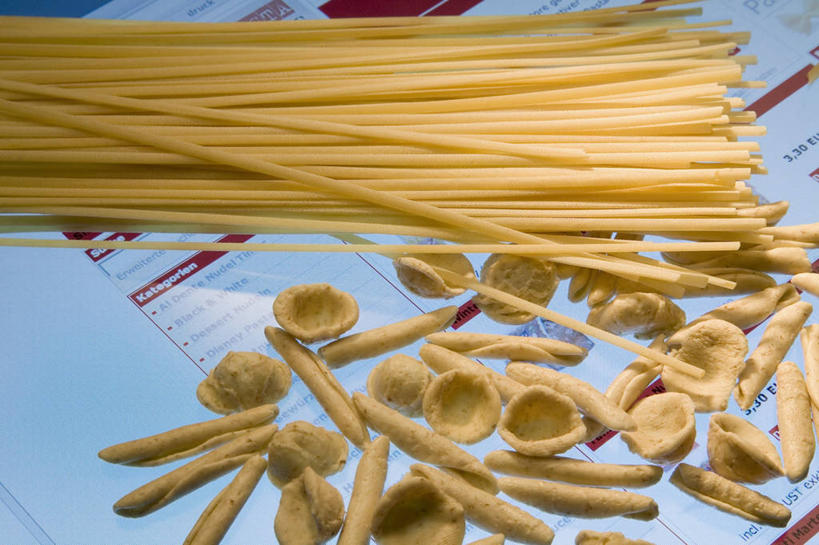 面食,面条,意大利面,无人,横图,俯视,室内,特写,白天,西餐,桌面,桌子,一堆,许多,阴影,堆叠,堆积,朦胧,模糊,反射,木制,影子,面,料理,食品,食物,黄色,木制品,西式,堆,贝壳面,彩图,高角度拍摄