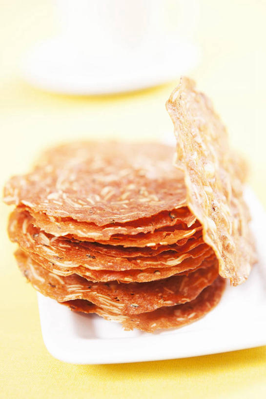 无人,竖图,俯视,室内,特写,白天,桌面,桌子,餐具,一排,许多,阴影,黄色背景,整齐,反射,木制,碟子,盘,影子,肉,猪肉,肉类,猪肉脯,腌制,排列,盘子,木制品,碟,摄影,影棚,堆,队列,肉食,肉制品,豚肉,片状,彩图,高角度拍摄,影棚拍摄,烘烤,拍摄