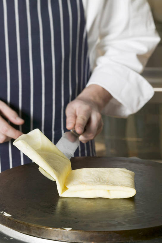 点心,煎饼,西方人,手,一个人,厨师,站,竖图,室内,特写,白天,正面,工作服,制服,桌面,桌子,欧洲,欧洲人,双手,仅一个男性,仅一个人,握,朦胧,模糊,木制,铲子,粉末,炉子,围裙,面粉,食品,拿,粮食,拿着,文化,小吃,食物,糕点,仅一个年轻男性,木制品,甜食,站着,手部,粉,握着,农产品,薄煎饼,原材料,粉状,工作制服,男人,男性,年轻男性,白种人,厨师长,厨子,大厨,主厨,站立,半身,彩图,工作套服,班戟,薄烤饼