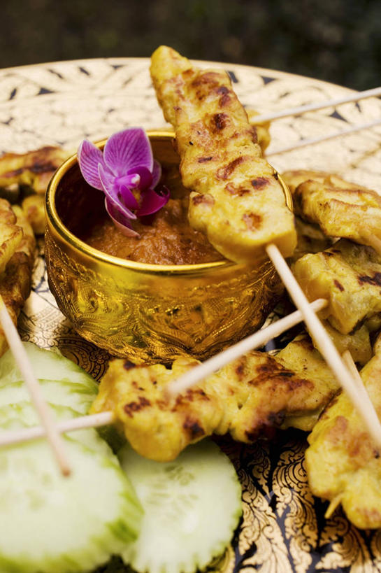 无人,竖图,俯视,室内,特写,白天,烹饪,桌面,桌子,黄瓜,餐具,阴影,朦胧,模糊,盛开,反射,木制,碟子,盘,影子,陶瓷,调料,酱料,酱汁,肉,佐料,料理,食品,陶瓷制品,调味品,调味料,花蕾,酱,菜肴,美食,肉类,花,花瓣,花朵,鲜花,食物,盘子,木制品,容器,碟,碗,花苞,花蕊,花生酱,佳肴,储藏,高雅,储存,肉食,淡泊,花中君子,印度菜,印度料理,兰花,青瓜,胡瓜,彩图,高角度拍摄,东南亚菜,沙嗲,印尼爪哇菜,贮存