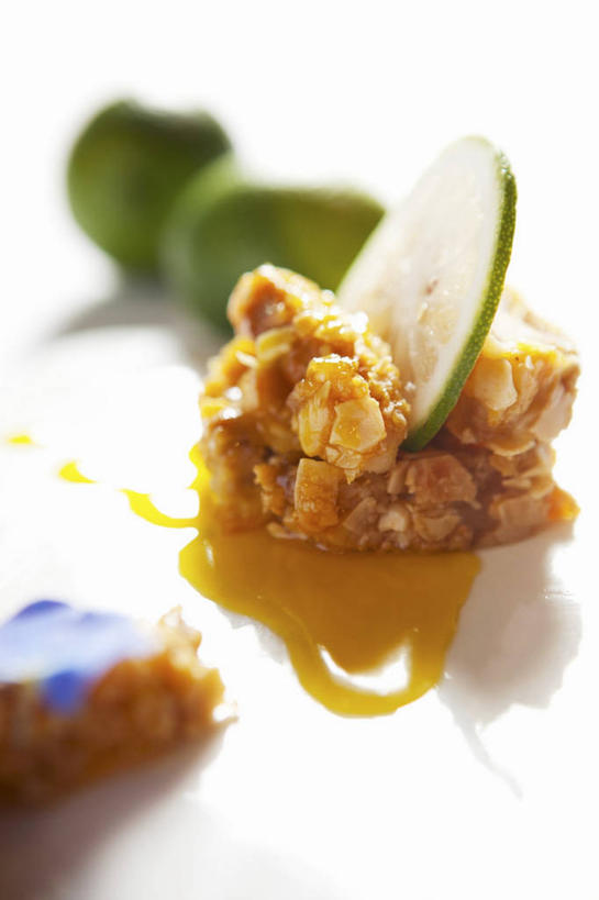 无人,竖图,俯视,室内,特写,白天,白色背景,烹饪,桌面,桌子,黄瓜,蔬菜,阴影,朦胧,模糊,新鲜,反射,木制,影子,鸡肉,肉,料理,食品,菜肴,美食,肉类,食物,木制品,摄影,佳肴,有机食品,绿色食品,影棚,肉食,越菜,越南菜,越南料理,青瓜,胡瓜,彩图,高角度拍摄,影棚拍摄,拍摄,柠檬鸡