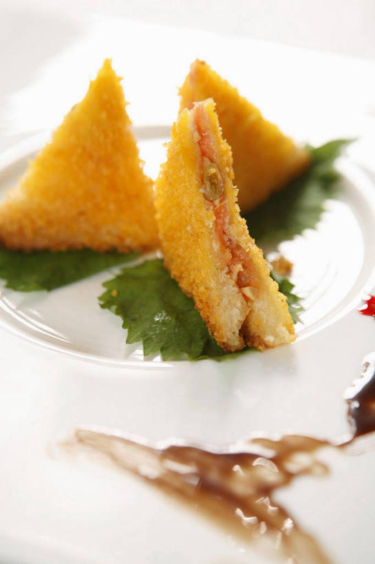 点心,无人,竖图,俯视,室内,特写,白天,白色背景,桌面,桌子,餐具,叶子,阴影,反射,木制,碟子,盘,影子,食品,绿叶,文化,饼,小吃,食物,糕点,三个,盘子,木制品,碟,嫩叶,摄影,影棚,土豆饼,叶,叶片,彩图,高角度拍摄,影棚拍摄,拍摄