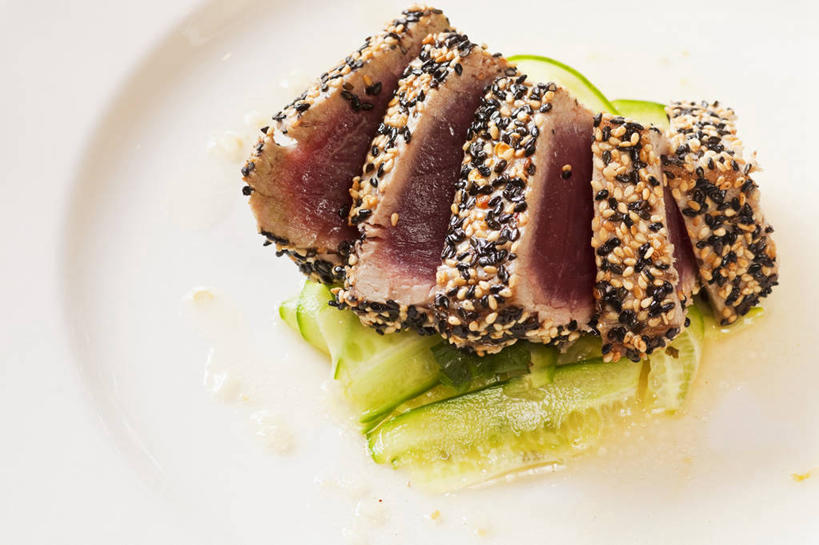 无人,横图,俯视,室内,特写,白天,白色背景,桌面,桌子,餐具,水果,切开,阴影,新鲜,反射,木制,碟子,盘,影子,肉,生食,鱼肉,芝麻,食品,果实,肉类,食物,黑色,盘子,木制品,碟,切,摄影,有机食品,绿色食品,影棚,黑芝麻,剖面,肉食,切面,脂麻,胡麻,白麻,巨胜子,酸橙,油麻,代代,橙子,橙,彩图,高角度拍摄,影棚拍摄,拍摄