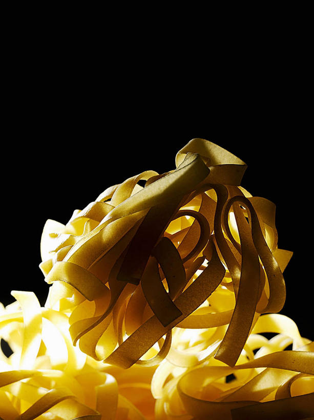 面食,面条,意大利面,无人,竖图,俯视,室内,特写,白天,西餐,阴影,黑色背景,反射,影子,面,料理,食品,背光,食物,黄色,西式,摄影,影棚,逆光,彩图,高角度拍摄,影棚拍摄,拍摄