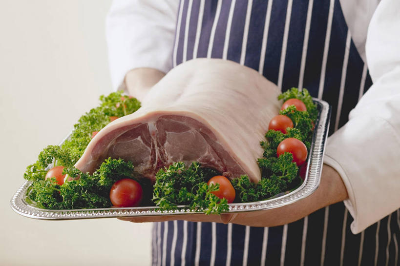 西方人,一个人,厨师,站,捧,横图,室内,白天,正面,工作服,制服,烹饪,中餐,植物,西红柿,小番茄,欧洲,欧洲人,仅一个男性,仅一个人,朦胧,模糊,烤盘,围裙,肉,香料,料理,食品,草药,猪肉,菜肴,美食,肉类,中药,食物,仅一个年轻男性,香草,站着,中式,佳肴,罗勒,紫苏,药材,中草药,肉食,豚肉,九层塔,圣约瑟夫草,甜罗勒,兰香,中药材,本草,工作制服,烤乳猪,广东菜,粤菜,小西红柿,樱桃小番茄,珍珠小番茄,男人,男性,年轻男性,白种人,厨师长,厨子,大厨,主厨,樱桃番茄,圣女果,番茄,端,端着,捧着,手捧,站立,半身,彩图,工作套服