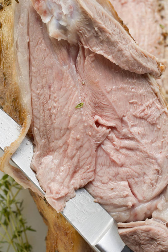 无人,竖图,俯视,室内,特写,白天,鸡,餐具,一把,切开,阴影,反射,工具,影子,鸡肉,肉,刀具,火鸡,肉类,家禽,动物,刀,切,牲畜,餐刀,剖面,肉食,切面,七面鸟,吐绶鸡,彩图,高角度拍摄