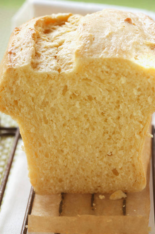 点心,无人,竖图,俯视,室内,特写,白天,下午茶,桌面,桌子,阴影,朦胧,模糊,反射,木制,影子,食品,食物,糕点,一个,木制品,奶油蛋糕,单个,磅蛋糕,彩图,高角度拍摄,蛋糕