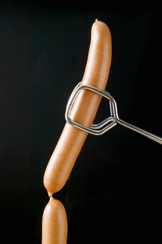 无人,竖图,室内,特写,白天,正面,桌面,桌子,阴影,黑色背景,反射,木制,影子,香肠,腊肠,一个,夹子,木制品,摄影,影棚,单个,食品夹,食物夹,面包夹,意粉夹,彩图,影棚拍摄,拍摄