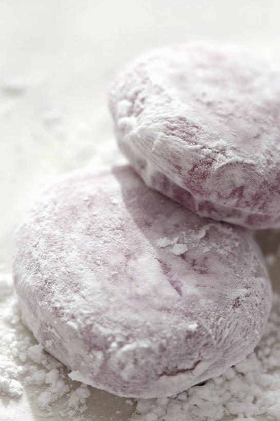 点心,无人,竖图,俯视,室内,特写,白天,白色背景,阴影,朦胧,模糊,反射,影子,和果子,调料,食品,糖,甜点,甜品,调味品,调味料,小吃,食物,糕点,两个,甜食,日式,摄影,影棚,彩图,高角度拍摄,影棚拍摄,拍摄,日本小吃