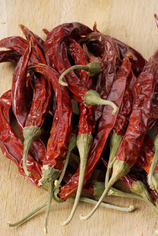 无人,竖图,俯视,室内,特写,白天,桌面,桌子,辣椒,一堆,许多,阴影,堆叠,堆积,反射,木制,影子,木制品,堆,干辣椒,脱水,辣角,红海椒,大椒,辣虎,广椒,辣子,红辣椒,海椒,番椒,彩图,高角度拍摄,干海椒,筒筒辣角