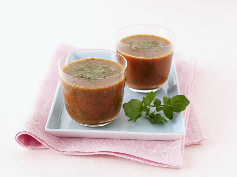 无人,横图,俯视,室内,特写,白天,白色背景,桌面,桌子,西红柿,杯子,餐具,叶子,阴影,花纹,反射,木制,布,碟子,盘,图案,影子,绿叶,饮品,两杯,布纹,蔬菜汁,玻璃制品,饮料,两个,一个,盘子,木制品,水杯,碟,嫩叶,番茄汁,摄影,影棚,单个,布匹,可口,适口,叶,叶片,玻璃杯,番茄,彩图,高角度拍摄,影棚拍摄,拍摄