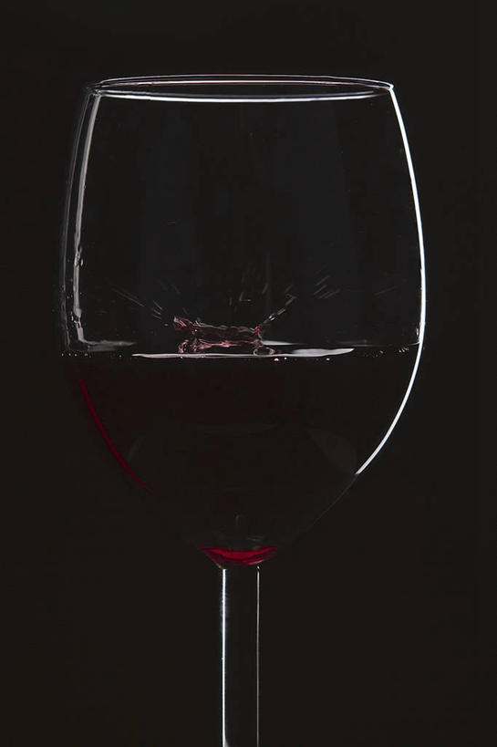 红酒,葡萄酒,无人,竖图,室内,特写,白天,正面,杯子,黑色背景,高脚杯,红酒杯,酒类,一杯,玻璃制品,酒,饮料,一个,酒杯,红葡萄酒,摄影,影棚,单个,葡萄酒杯,玻璃杯,彩图,影棚拍摄,拍摄