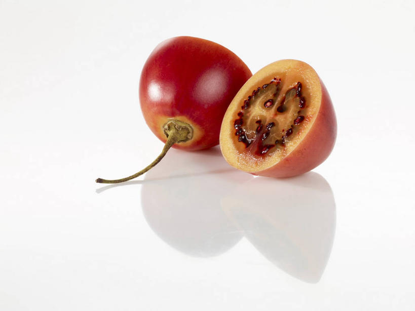 无人,横图,俯视,室内,特写,白天,白色背景,桌面,桌子,水果,切开,阴影,新鲜,反射,木制,影子,生食,食品,果实,食物,红色,木制品,切,摄影,有机食品,绿色食品,影棚,树番茄,剖面,切面,番茄,彩图,高角度拍摄,影棚拍摄,拍摄,树茄果