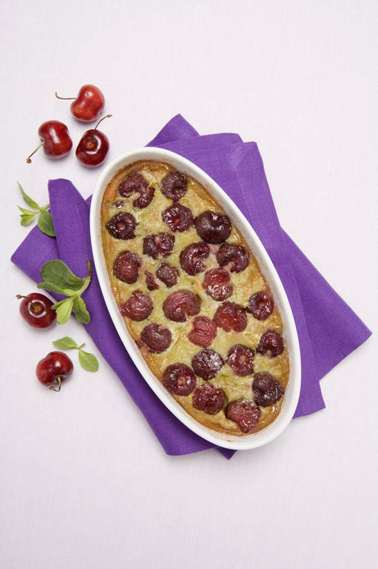 点心,无人,竖图,俯视,室内,特写,白天,白色背景,下午茶,桌面,桌子,樱桃,餐具,水果,叶子,阴影,花纹,新鲜,反射,木制,布,碟子,盘,图案,影子,生食,食品,果实,绿叶,布纹,食物,糕点,一个,紫色,盘子,木制品,碟,嫩叶,摄影,有机食品,绿色食品,影棚,单个,布匹,叶,叶片,樱珠,莺桃,英桃,楔桃,牛桃,荆桃,彩图,高角度拍摄,影棚拍摄,拍摄,蛋奶酥,梳乎厘,舒芙里,蛋糕