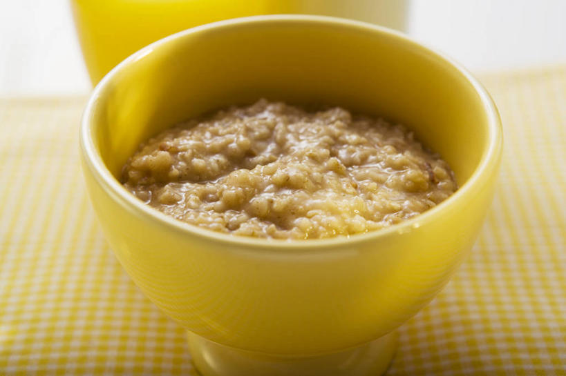 无人,横图,俯视,室内,特写,白天,桌面,桌子,阴影,花纹,反射,木制,布,图案,影子,陶瓷,粥,美味,食品,陶瓷制品,布纹,食物,一个,黄色,木制品,容器,碗,单个,储藏,布匹,储存,甘旨,厚味,鲜味,麦粥,玉米糊,玉米粥,彩图,高角度拍摄,贮存