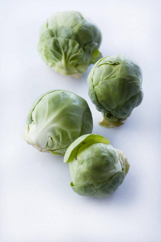 无人,竖图,俯视,室内,特写,白天,白色背景,桌面,桌子,蔬菜,椰菜,卷心菜,阴影,新鲜,反射,木制,影子,食品,食物,木制品,四个,甘蓝,摄影,有机食品,绿色食品,抱子甘蓝,芽甘蓝,影棚,球芽甘蓝,子持甘蓝,结球甘蓝,甘兰,包心菜,彩图,高角度拍摄,影棚拍摄,拍摄