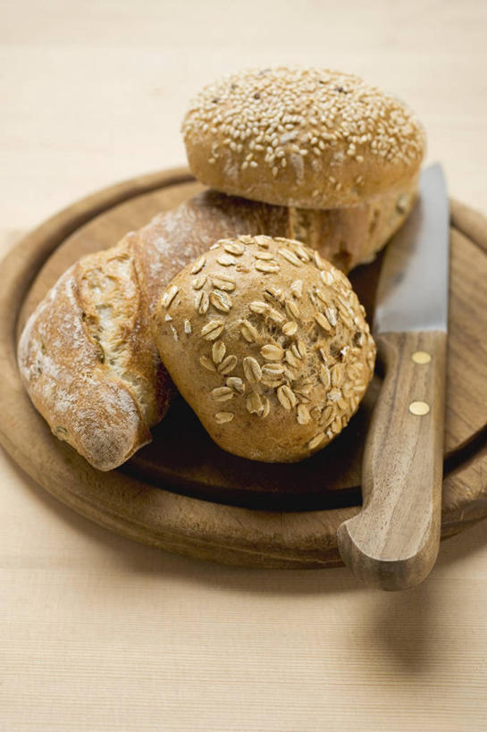 点心,面包,无人,竖图,俯视,室内,特写,白天,桌面,桌子,金属制品,阴影,反射,金属,木制,工具,影子,芝麻,食品,面点,案板,刀具,燕麦,法国面包,砧板,食物,糕点,一个,木制品,刀,单个,法棍,长棍面包,法式长棍面包,脂麻,胡麻,白麻,巨胜子,玉麦,油麻,铃铛麦,裸燕麦,雀麦,野麦,莜麦,面包刀,彩图,高角度拍摄