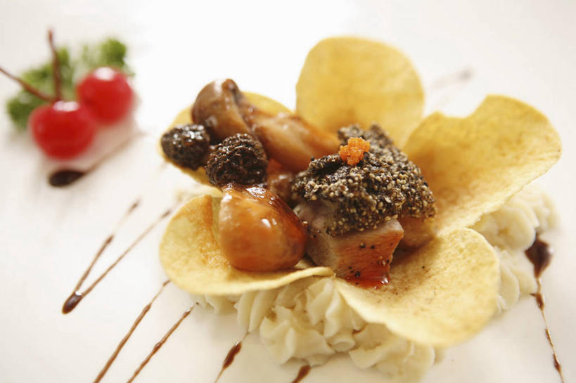 点心,无人,横图,俯视,室内,特写,白天,烹饪,中餐,桌面,桌子,蔬菜,西红柿,小番茄,阴影,朦胧,模糊,新鲜,反射,木制,影子,肉,牛肉,料理,食品,薯片,菜肴,美食,肉类,食物,木制品,零食,中式,白瓜,佳肴,有机食品,绿色食品,肉食,垃圾食品,小西红柿,樱桃小番茄,珍珠小番茄,水芝,樱桃番茄,圣女果,番茄,彩图,高角度拍摄,白冬瓜,地芝,东瓜,濮瓜,枕瓜