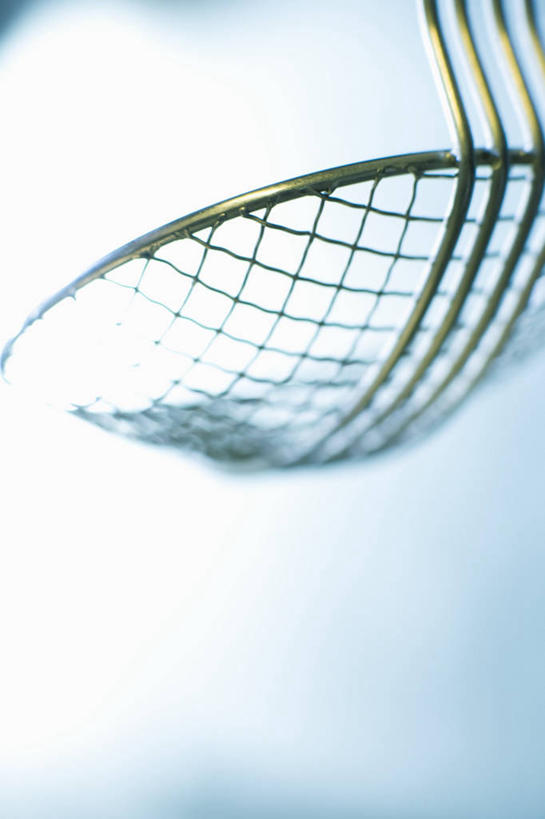 无人,竖图,俯视,室内,特写,白天,桌面,桌子,静物,金属制品,阴影,反射,金属,木制,滤器,影子,勺子,一个,木制品,单个,漏勺,彩图,高角度拍摄