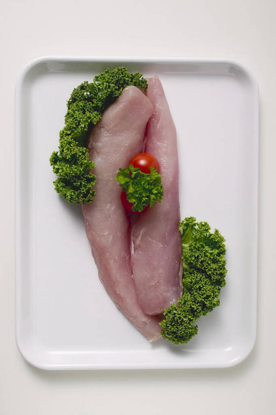 无人,竖图,俯视,室内,特写,白天,白色背景,桌面,桌子,芹菜,蔬菜,西红柿,小番茄,餐具,阴影,新鲜,反射,木制,碟子,盘,影子,肉,食品,猪肉,肉类,食物,一个,盘子,木制品,碟,摄影,有机食品,绿色食品,荷兰芹,欧芹,香芹,影棚,单个,里脊肉,肉食,豚肉,法香,巴西利,洋香菜,洋芫荽,法国香菜,旱芹菜,番荽,小西红柿,樱桃小番茄,珍珠小番茄,樱桃番茄,圣女果,番茄,彩图,高角度拍摄,影棚拍摄,拍摄,里脊,猪里脊肉