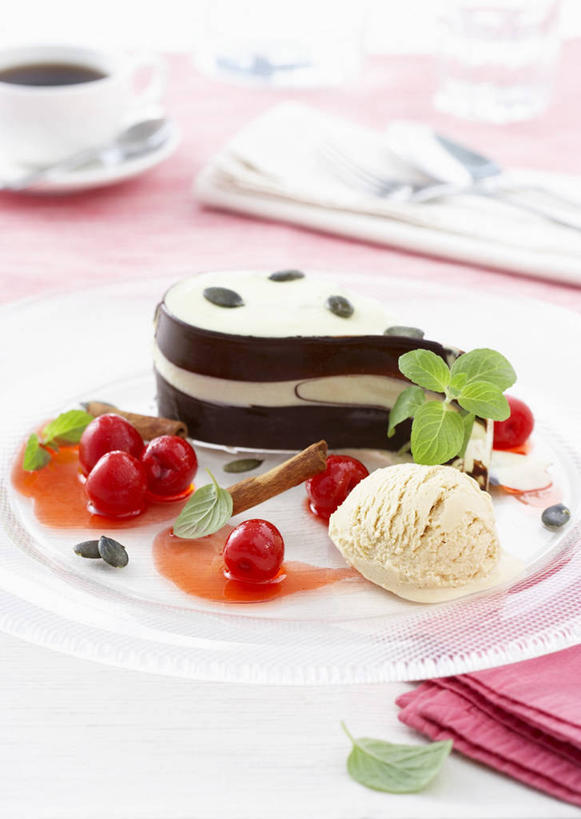 点心,咖啡,无人,竖图,俯视,室内,特写,白天,幸福,桌面,桌子,樱桃,杯子,餐具,水果,阴影,新鲜,反射,木制,瓷器,碟子,盘,影子,生食,料理,食品,冰激凌,面点,果实,咖啡杯,陶瓷制品,清凉,娱乐,美食,食物,饮料,盘子,木制品,碟,冷饮,享受,休闲,舒服,温馨,中式,冰淇淋,放松,乐趣,有机食品,绿色食品,解暑,提神,舒适,解渴,瓷杯,醒脑,雪糕,南瓜饼,舒爽,软饮料,冰糕,消暑,樱珠,莺桃,英桃,楔桃,牛桃,荆桃,彩图,高角度拍摄