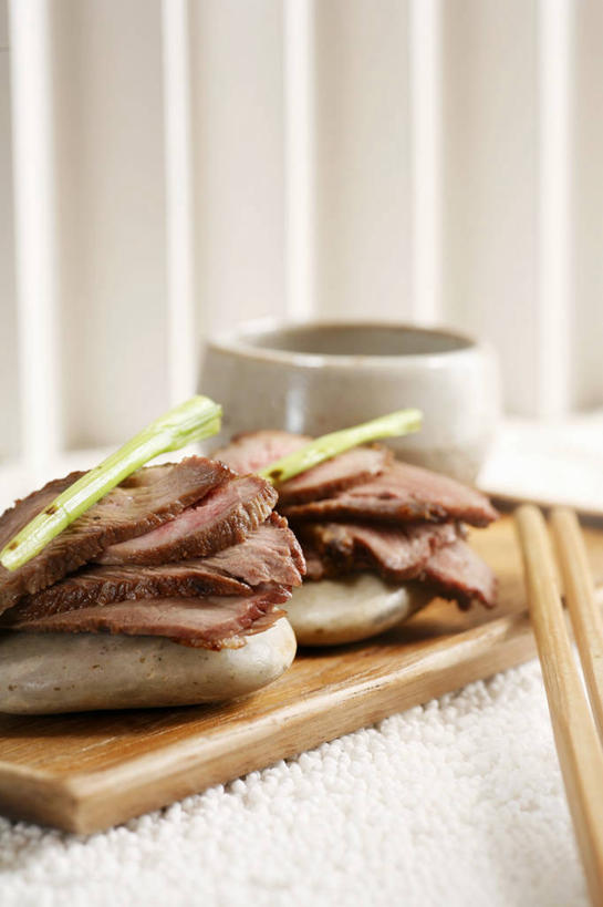 烤鸭,无人,竖图,俯视,室内,特写,白天,烹饪,中餐,筷子,桌面,桌子,餐具,一双,阴影,朦胧,模糊,反射,木制,影子,陶瓷,调味,肉,香料,佐料,料理,食品,案板,陶瓷制品,文化,传统,鸭肉,菜肴,美食,肉类,香茅,柠檬草,砧板,食物,一个,木制品,容器,碗,中式,佳肴,单个,储藏,礼节,储存,礼仪,肉食,北京烤鸭,作料,北京菜,京帮菜,京菜,进餐用具,彩图,高角度拍摄,贮存