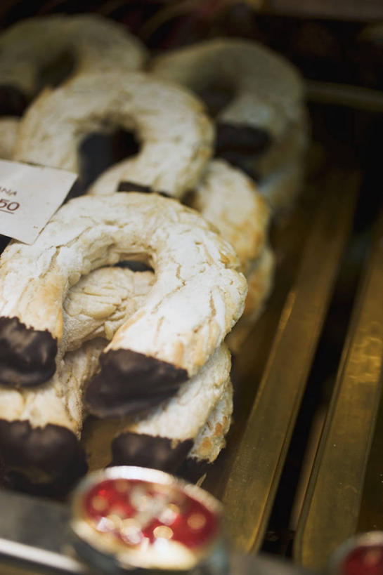 点心,无人,竖图,俯视,室内,特写,白天,桌面,桌子,一堆,许多,阴影,堆叠,堆积,反射,木制,影子,食品,很多,食物,木制品,饼干,零食,堆,彩图,高角度拍摄,杏仁饼干,意大利杏仁饼干