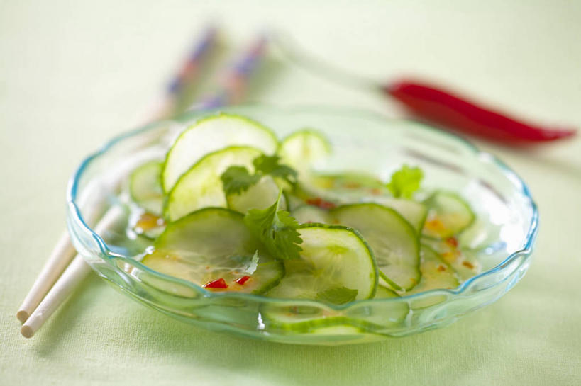 无人,横图,俯视,室内,特写,白天,烹饪,中餐,筷子,桌面,桌子,黄瓜,辣椒,餐具,叶子,玻璃,一双,绿色背景,阴影,朦胧,模糊,反射,木制,影子,香菜,料理,食品,绿叶,文化,传统,凉拌黄瓜,菜肴,美食,玻璃制品,食物,一个,木制品,容器,碗,中式,嫩叶,摄影,凉菜,佳肴,影棚,单个,储藏,礼节,储存,礼仪,辣角,红海椒,大椒,辣虎,广椒,胡菜,香荽,原荽,园荽,芫荽,胡荽,莞荽,芫茜,芫蓿,莚葛草,莚荽菜,叶,叶片,进餐用具,青瓜,辣子,胡瓜,红辣椒,海椒,番椒,彩图,高角度拍摄,影棚拍摄,拍摄,贮存