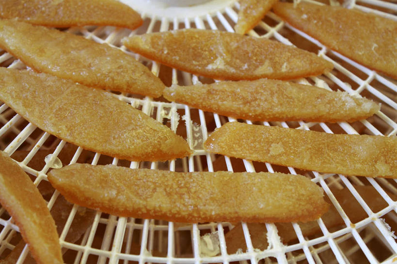 无人,横图,俯视,室内,特写,白天,烘焙,桌面,桌子,金属制品,阴影,反射,金属,木制,影子,架子,木制品,冷却,冷却架,彩图,高角度拍摄,柑皮,广陈皮,广橘皮,贵老,红皮,黄橘皮,橘皮,新会皮,陈皮