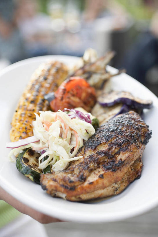 无人,竖图,俯视,室内,特写,白天,玉米,桌面,桌子,蔬菜,西红柿,小番茄,餐具,阴影,朦胧,模糊,新鲜,反射,木制,棒子,碟子,盘,影子,玉蜀黍,鸡肉,肉,食品,肉类,食物,一个,盘子,木制品,碟,有机食品,绿色食品,单个,苞米,苞芦,肉食,鸡胸肉,苞谷,包谷,大蜀黍,番麦,薏米包,玉高粱,玉麦,珍珠米,小西红柿,樱桃小番茄,珍珠小番茄,樱桃番茄,圣女果,番茄,彩图,高角度拍摄