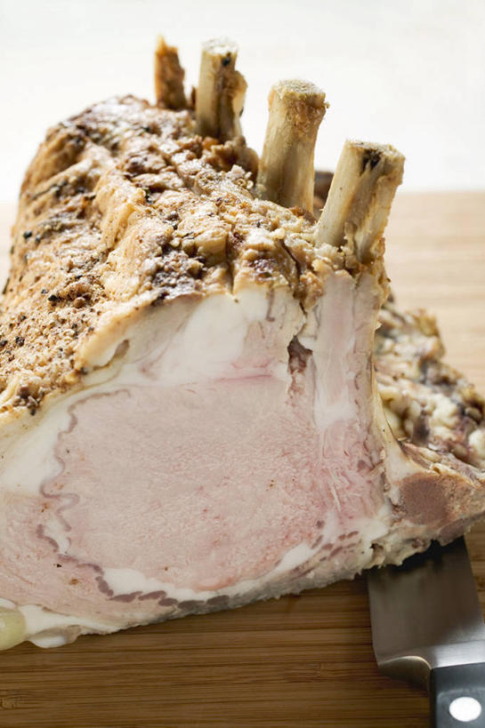 骨骼,无人,竖图,俯视,室内,特写,白天,桌面,桌子,金属制品,阴影,反射,金属,木制,工具,影子,排骨,肉,案板,刀具,骨头,猪肉,肉类,砧板,木制品,刀,大排,骨架,菜刀,肉食,豚肉,切菜刀,彩图,高角度拍摄